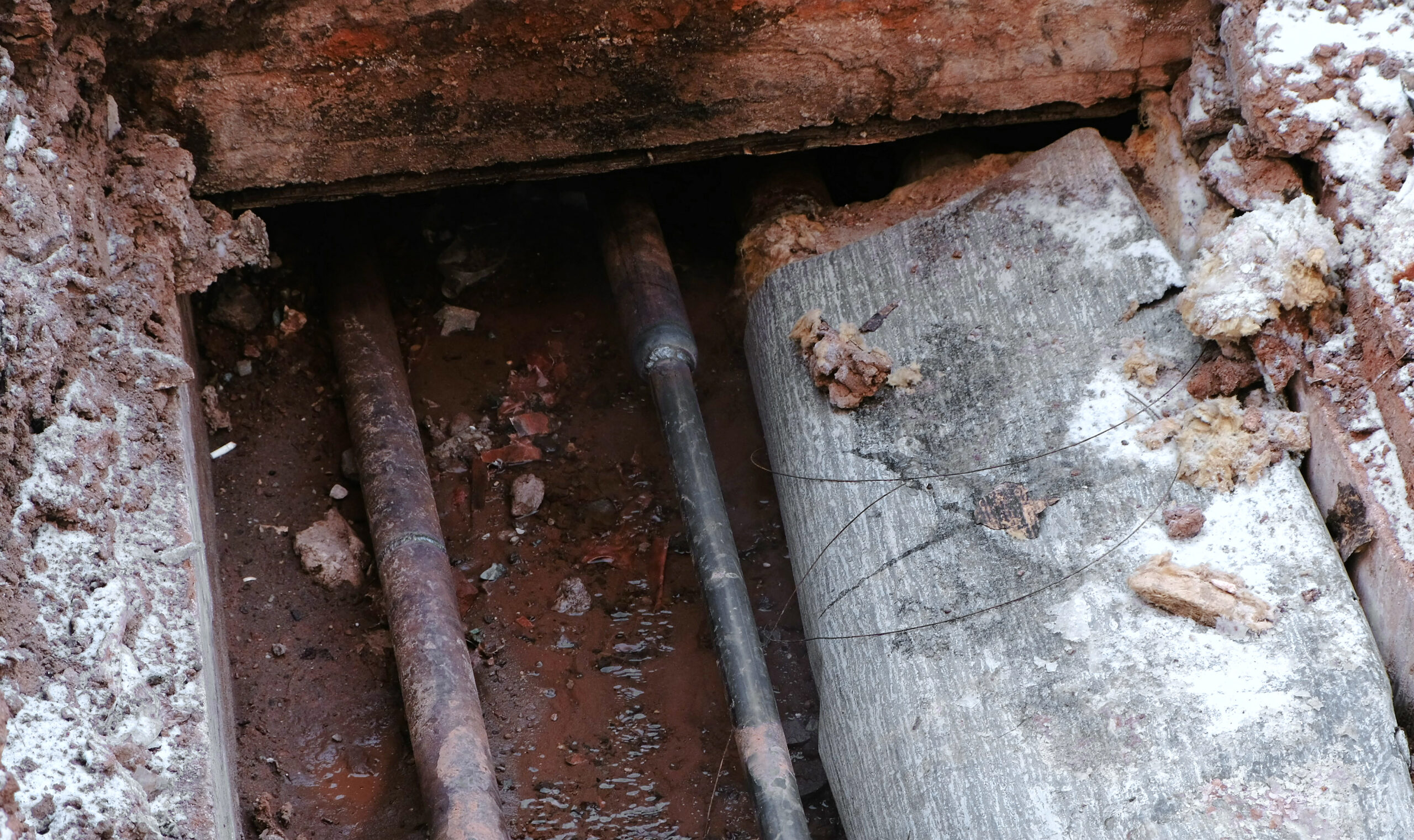 Emergency repair of a burst water pipe